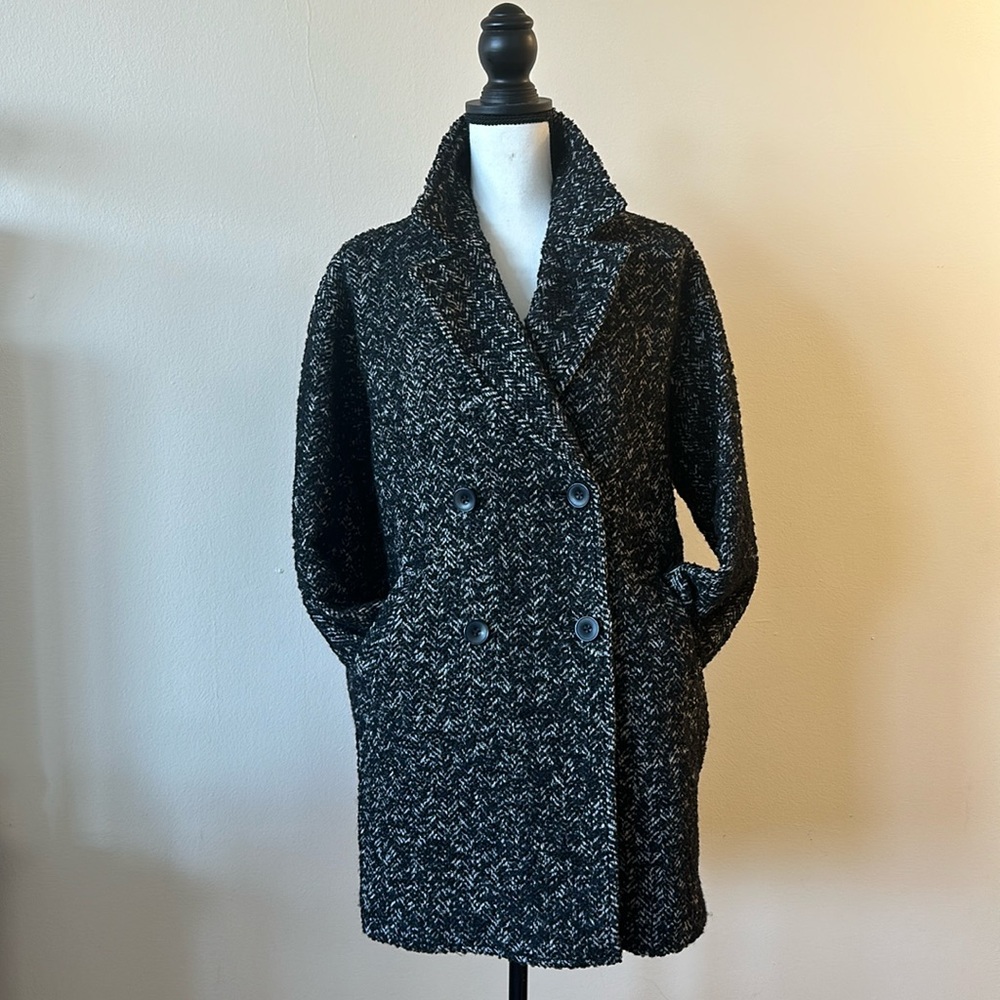 Wool coat over fit style fee size.